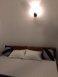 ein Schlafzimmer mit einem Bett mit einer Lampe an der Wand in der Unterkunft Villa Amorino in Galle