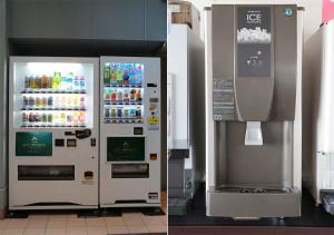東京にある東京シティビューホテル田端ステーションの店内の自動販売機二枚