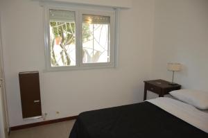 - une chambre avec un lit et une fenêtre dans l'établissement Villa Bono, à Santa Clara del Mar