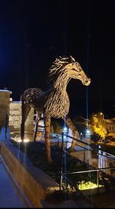 Una estatua de una jirafa en un parque por la noche en Phocas Cave Suites en Goreme