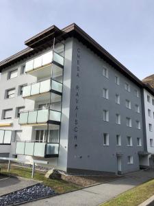 a building with the name of the hotel at Ravaisch 22 in Davos