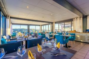 Un restaurante u otro lugar para comer en Logis Hôtels - Le Belvédère - Hôtel 2 étoiles et Restaurant