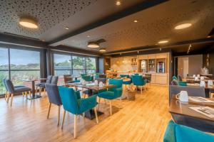 Un lugar para sentarse en Logis Hôtels - Le Belvédère - Hôtel 2 étoiles et Restaurant