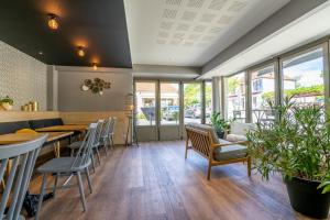 Un restaurante u otro lugar para comer en Logis Hôtels - Le Belvédère - Hôtel 2 étoiles et Restaurant