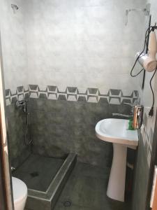 un bagno con lavandino e WC di WATERFALL a Kazbegi