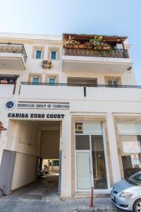 een gebouw waar een auto voor geparkeerd staat bij EURO CARISSA FLAT 101 in Larnaka