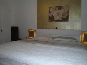 1 dormitorio con 1 cama grande y 2 luces en Ferienwohnung Rosentraum en Oberotterbach