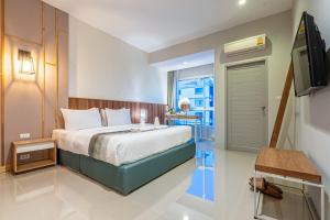 TV a/nebo společenská místnost v ubytování Hug Nimman Hotel