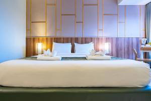 Postel nebo postele na pokoji v ubytování Hug Nimman Hotel