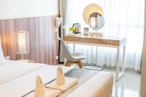 Postel nebo postele na pokoji v ubytování Hug Nimman Hotel