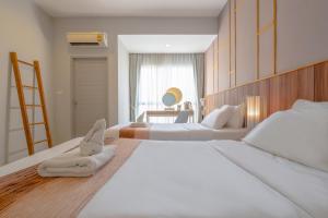 Postel nebo postele na pokoji v ubytování Hug Nimman Hotel