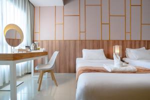 Postel nebo postele na pokoji v ubytování Hug Nimman Hotel