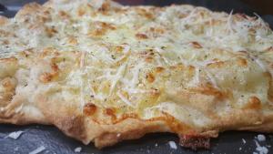 a cheese pizza sitting on top of a table at B&B Le Caselle "Il Baraccotto" in Lucignano