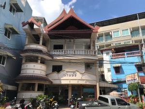 un edificio con un techo a un lado. en Baan Boa Guest House, en Patong Beach