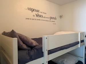 a bedroom with a bunk bed with writing on the wall at Maya 804 in Nieuwpoort