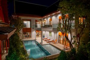 uma vista aérea de uma casa com piscina em Mae Rim Grace em Mae Rim