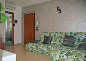 uma sala de estar com um sofá verde e branco em Il sogno di Gabry em Florença