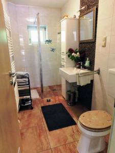 Koupelna v ubytování Gästehaus Forstner + 39 fotografií