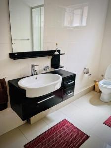 Kamar mandi di Villa Oliveraie Apartments