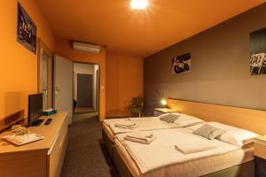 מיטה או מיטות בחדר ב-Penzion ER1