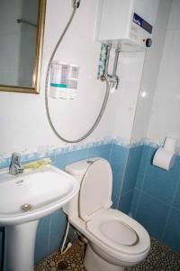 y baño con aseo y lavamanos. en New Guangzhou Guest House en Hong Kong