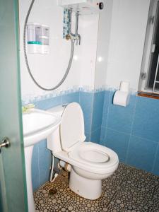 y baño con aseo y lavamanos. en New Guangzhou Guest House en Hong Kong
