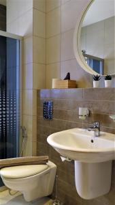 W łazience znajduje się umywalka, toaleta i lustro. w obiekcie Double Key by HR w mieście Amman
