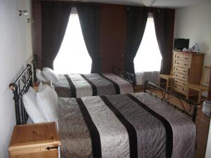 Tempat tidur dalam kamar di Clare Street B&B