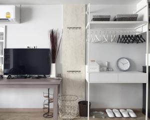 TV a/nebo společenská místnost v ubytování Stay in Style at Nimman R316
