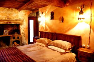 A bed or beds in a room at il mondo in valle