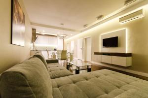 ein Wohnzimmer mit einem Sofa und einem TV in der Unterkunft Old Town Luxury Apartment in Krakau