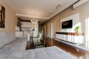 salon z kanapą i kuchnią w obiekcie Old Town Luxury Apartment w Krakowie