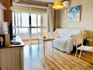PUERTO MARINA BEACH TO 50m في مالقة: غرفة نوم بسرير وطاولة ونافذة