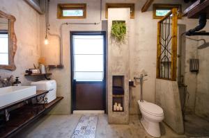 ein Badezimmer mit Toilette und Waschbecken in der Unterkunft Sleep inn 墾丁恆春古城旅宿l k歌l烤肉l麻將l調酒l國旅卡特約l可包棟 in Altstadt von Hengchun + 105 Fotos