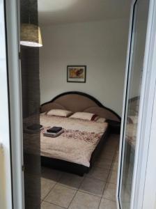 - une chambre avec un lit dans l'établissement Nice and cosy house 2, à Larissa
