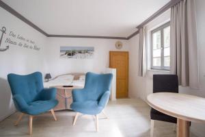 ein Esszimmer mit blauen Stühlen und einem Tisch in der Unterkunft Adlerhorst im Haus Seeadler in Zinnowitz