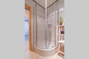 eine Dusche mit einer Glastür in einem Badezimmer in der Unterkunft Adlerhorst im Haus Seeadler in Zinnowitz