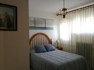 Postel nebo postele na pokoji v ubytování Atico en Biescas con Piscina, Tenis y Barbacoa
