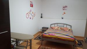 1 dormitorio pequeño con 1 cama y 1 silla en Pensiunea Casa montana, en Sasca Montană
