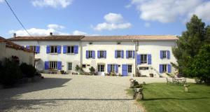 Casa blanca grande con persianas azules en Domaine De Polfages, en Villautou
