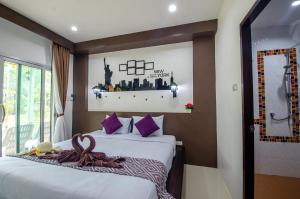 En eller flere senge i et værelse på Khum Maikaew Resort