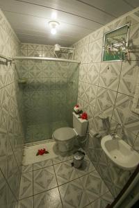 łazienka z toaletą i umywalką w obiekcie Suíte Abreu Noronha w mieście Fernando de Noronha