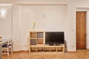 ein Wohnzimmer mit einem TV auf dem Tisch in der Unterkunft Piazza Statuto Elegant Apartment in Turin