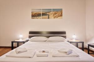 1 dormitorio con 1 cama grande y 2 mesitas de noche en Piazza Statuto Elegant Apartment, en Turín