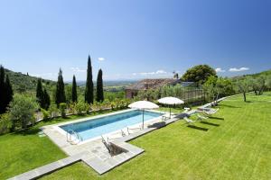 an image of a swimming pool in a yard at Villa San Pietro in Cortona