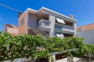 a building with a bunch of vines at Apartments Konta Vodice in Vodice