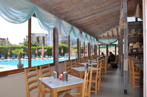 Bazén v ubytování Hotel BelleVille nebo v jeho okolí
