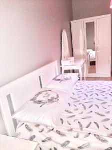 Un dormitorio con una cama blanca con un patrón de pescado. en Koza Apartment, next to Akbati Shopping Mall and Tennis court Soul Entertainment, en Estambul