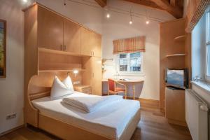 1 dormitorio con 1 cama y 1 mesa en una habitación en Försterhaus & Haus Andrea en Mayrhofen