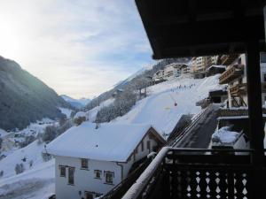 - Balcón con vistas a una montaña nevada en Haus Arosa, en Kappl